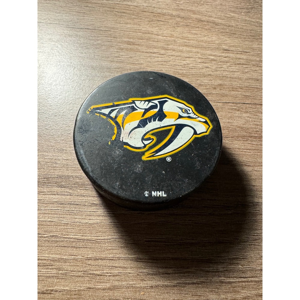 Nashville Predators NHL Hockey Puck Inglasco‎ Official Souvenir Black Logo